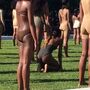 Modelos desmaiam durante desfile de Kanye West