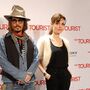 Angelina Jolie apoia-se no amigo Johnny Depp