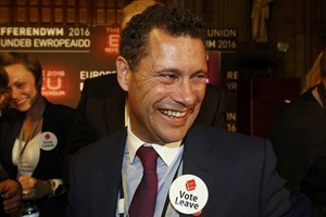 Candidato a líder do UKIP sofre hemorragia depois de rixa