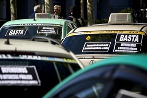 Protesto. Taxistas mantêm itinerário contra opinião da PSP