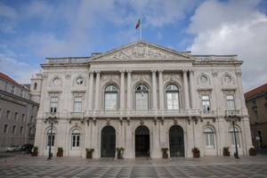 PSD critica 'anúncio cosmético' sobre integração de precários
