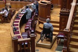 Jorge Falcato cai no Parlamento.mp4