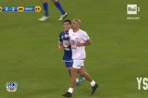 CofinaEditor_13-10-2016_10_18_10DiegoMaradonavsJuanSebastianVeronpartitadellapace2016.mp40.jpeg
