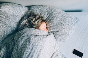 Os sintomas da menopausa podem interferir num sono completo