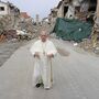 Papa visita vítimas do terramoto: 'A coragem não treme'