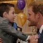 Visita emocionante de Príncipe Harry a crianças doentes 