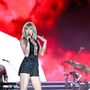 Swift canta música que escreveu para Calvin Harris