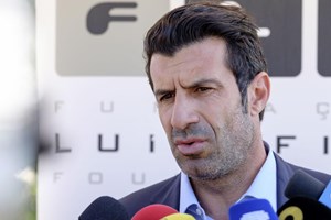 Luís Figo critica 'ganância' de Superliga que 'não tem nada de super'