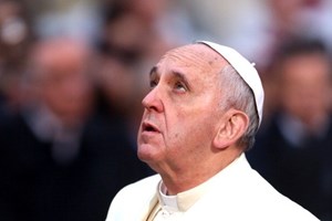 Papa Francisco acena bandeira branca aos opositores 