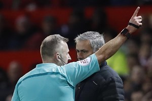 Antigo árbitro pede seis jogos de suspensão para José Mourinho