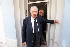 Soares em coma profundo mas estável