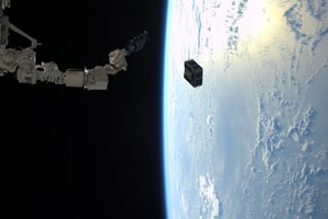 Agência Espacial Europeia lança primeira missão para remover lixo de órbita