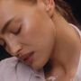 Irina Shayk despe-se para fazer olaria em calendário de Advento
