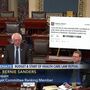 Sanders leva cartaz gigante de tweet de Trump ao Senado 