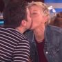 Ellen DeGeneres beija Jimmy Fallon