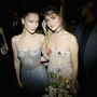 Bella Hadid escolhe vestido sedutor para baile de máscaras 