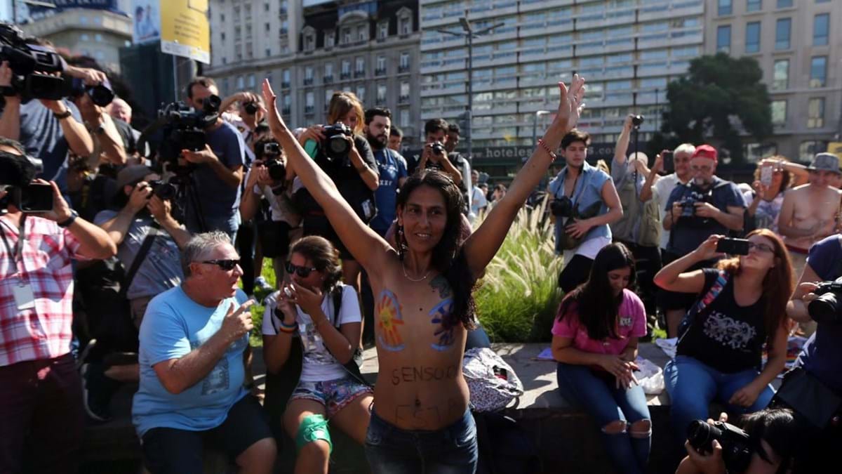 Argentina: Mulheres em <i>topless</i> protestam por direitos - Mundo -  SÁBADO