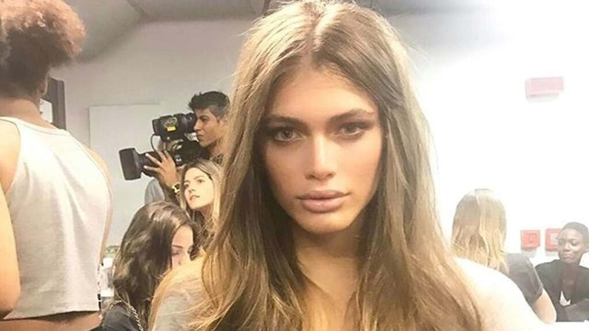 Valentina Sampaio, a primeira transgénero na capa da Vogue Paris - Social -  SÁBADO