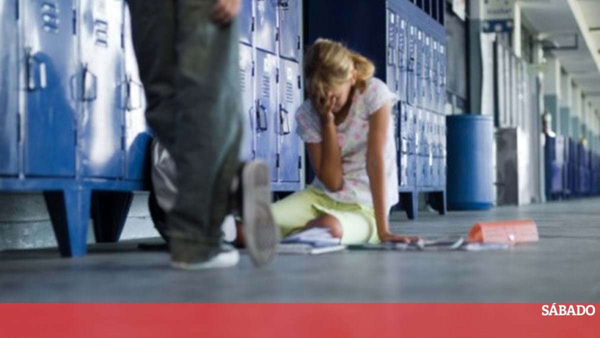 Ideias com História - Jogo «Bullying: Um dia na Escola» O jogo pedagógico  de tabuleiro «Bullying – Um dia na Escola», desenvolvido em conjunto com o  CADIn (Centro de Apoio ao Desenvolvimento