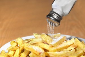 Crianças dos 10 aos 15 anos consomem mais sal que os pais
