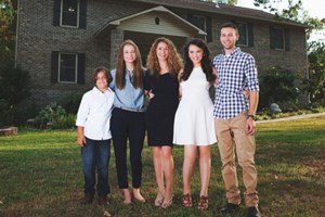Família construiu casa só com ajuda de vídeos tutoriais do YouTube