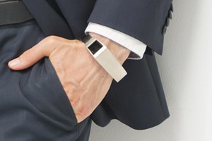 Pulseira transmite movimentos de bebé no útero