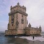 Surfista português 'apanha ondas' na Torre de Belém (vídeo)