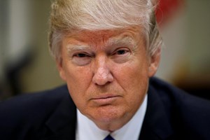 Trump demite director do FBI por causa de Hillary