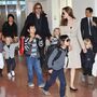 Pitt viaja para ver filhos e Angelina