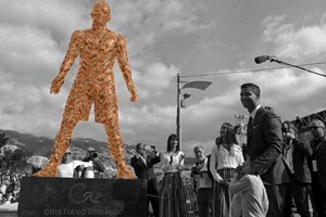 Shrimpnaldo? Sim, é uma escultura de camarão do CR7