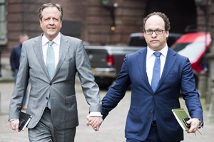 Homens de mãos dadas contra a homofobia