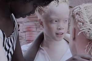 As gémeas Bawar num videoclipe MOOC