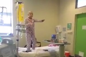 Menina com cancro impressiona na Internet com dança