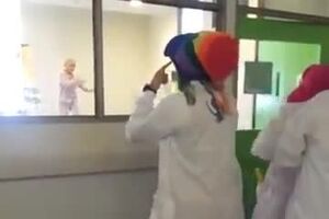 Niña cáncer baila Despacito cama.mp4
