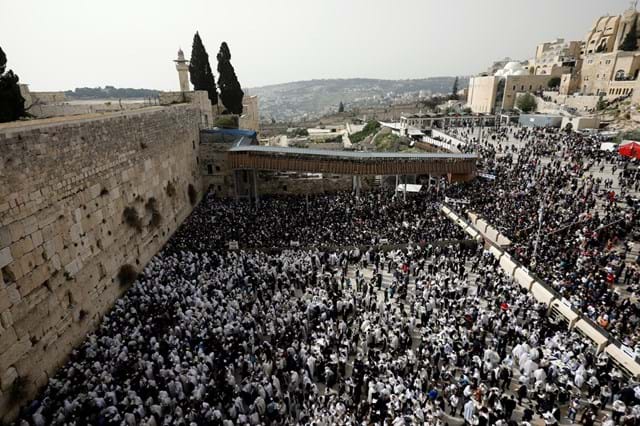 Jerusalém israel 25 de abril o homem judeu reza o muro é o lugar