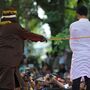 Dois homossexuais condenados na Indonésia a vergastadas