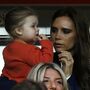 Filha de Victoria Beckham cantou os parabéns à mãe e faz sucesso