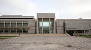 Трибунал отложил решение об опеке над сестрой молодого человека, убившего мать в Алжеше
