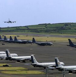 Carta com mais de 100 assinaturas pede esclarecimentos sobre passagem pela Base das Lajes de aviões com destino a Israel