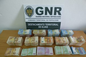 GNR apreende mais de 200 mil euros na fronteira
