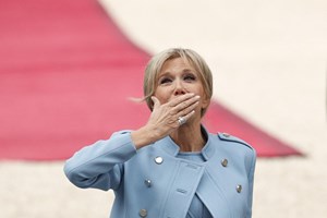 Agredido familiar de Brigitte Macron. Primeira-dama lamentou 'covardia'