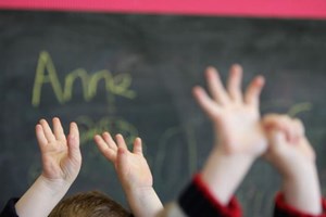 500 funcionários chegam às escolas a tempo do ano lectivo