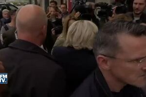 Marine Le Pen atacada com ovos.mp4