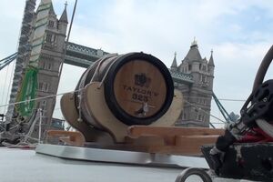 Tower Bridge levanta ponte para deixar passar veleiro Luso com vinho do Porto.mp4