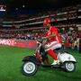 Benfica vende t-shirts com Vespa de Eliseu 