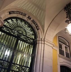 Adjunto da ex-ministra da Justiça preso por abuso de menores: terá filmado os atos com um telemóvel