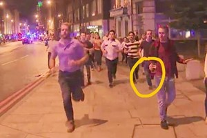Homem foge de ataque em Londres com cerveja na mão