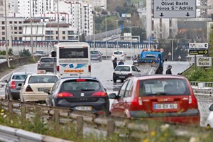 Conduta de água rebenta na Calçada de Carriche 