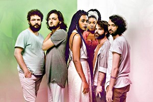 Liniker Barros & Os Caramelows em digressão por Portugal