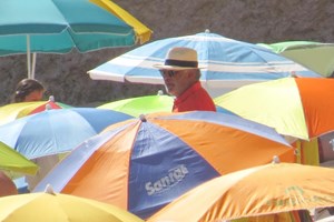Políticos mantêm férias 'cá dentro', ainda em pandemia, do Algarve a Viana do Castelo